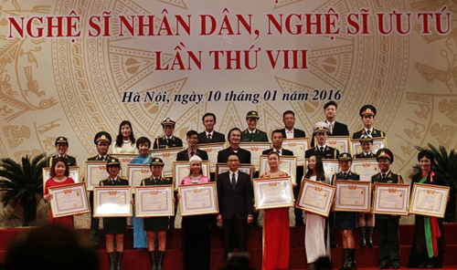 Các nghệ sĩ nhận danh hiệu NSƯT tại Hà Nội vào ngày 10-1-2016 - Ảnh: Nam Trần