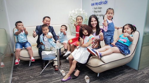 Mc Trúc Thy và anh Chris Lộc Đào cùng các siêu mẫu nhí