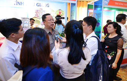 Bí thư Tỉnh ủy Hậu Giang Trần Công Chánh trao đổi với đại diện các cơ quan truyền thông