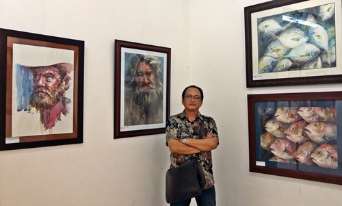Họa sĩ Hoàng Võ (Võ Hoàng Nhựt) tại triển lãm