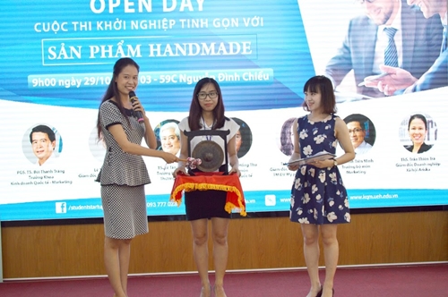 Thạc sĩ Phạm Thanh Thúy Vy - giảng viên Khoa kinh doanh quốc tế - marketing Trường ĐH kinh tế TP.HCM thay mặt BTC gõ chiêng khởi động cuộc thi