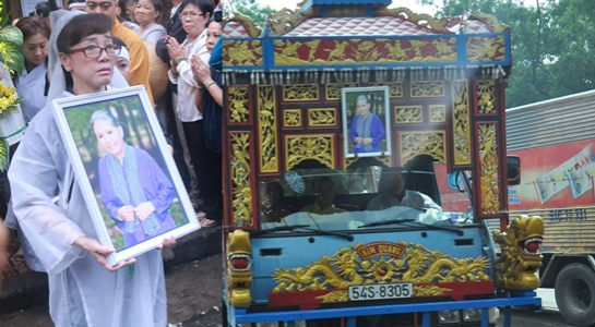 NSƯT Phương Hồng Thủy ôm di ảnh mẹ nuôi tiễn mẹ về với đất