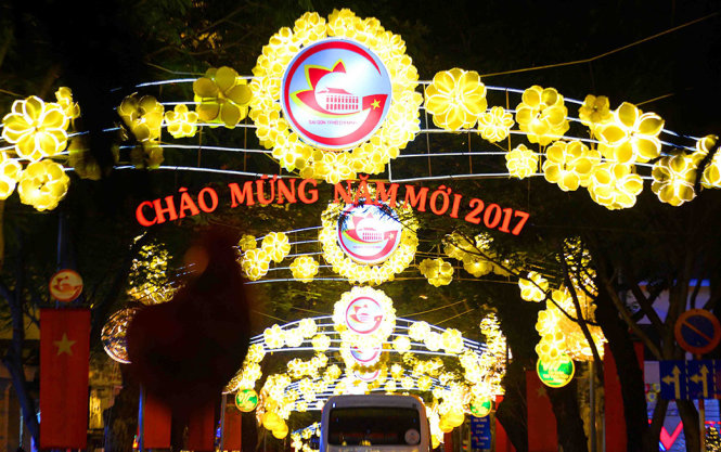 Lung linh sắc màu chào đón năm mới 2017 - Ảnh: HỮU KHOA