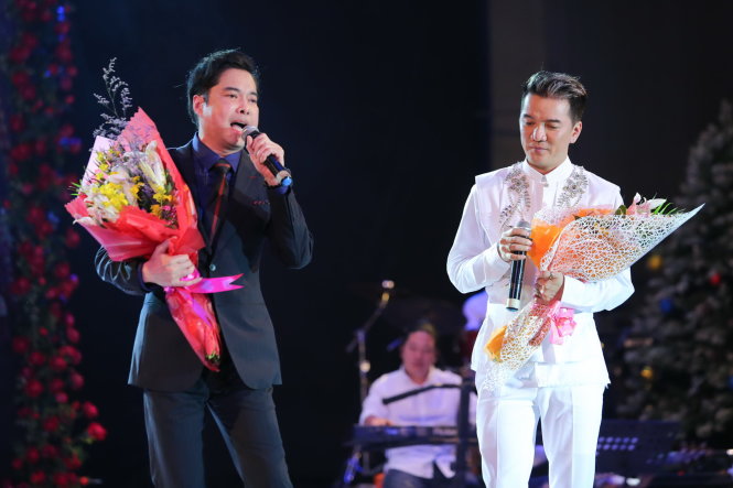 Đàm Vĩnh Hưng và Ngọc Sơn trên sân khấu 126 của sô Lời tình mùa đông hôm 17-12. Ngọc Sơn cũng là danh ca từng là "bá chủ" của sân khấu 126 khoảng 20 năm về trước - Ảnh: ZEE