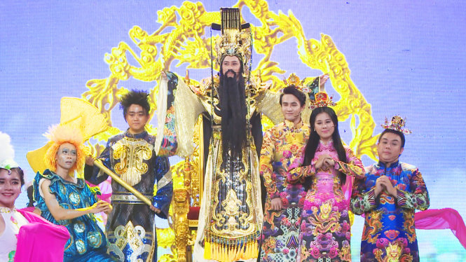 Một trong những lý do khiến NSƯT Hoài Linh “sợ” vào vai Ngọc Hoàng đó là chiếc mão trong bộ trang phục của nhà thiết kế Lê Long Dũng quá nặng...