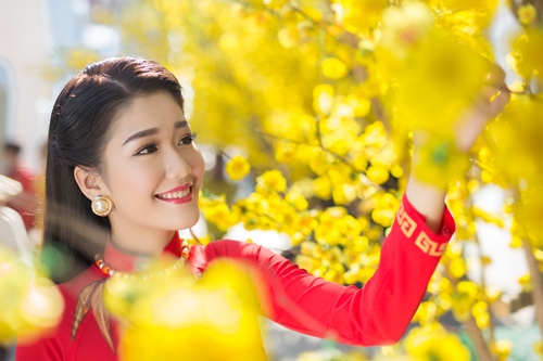 Á khôi Xuân An rạng rỡ với áo dài dạo phố Xuân
