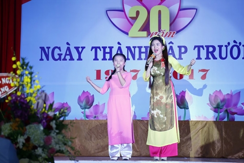 Ca sĩ Lady Phương Thùy hát mừng 20 năm thành lập trường cũ của mình - Trường Phạm Ngũ Lão, Gò Vấp