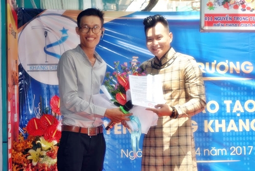 Nhạc sĩ Khang Điền, giám đốc Khang Điền Media, trao giấy quyết định bổ nhệm cho ca sĩ Dương Việt Hải