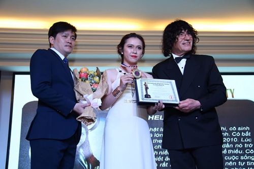 ng Palmas - Chủ tịch Hiệp hội Ảo thuật I.M.S tại Việt Nam và Ông Tony Hassini - Chủ tịch Hiệp hội Ảo thuật Quốc tế I.M.S trao bằng Masters o f Magic cho Mishelle Mai