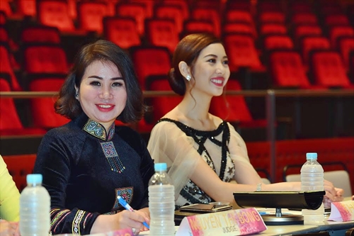 Doanh nhân Nguyễn Thị Bông (trái) trên ghế nóng cuộc thi vừa rồi