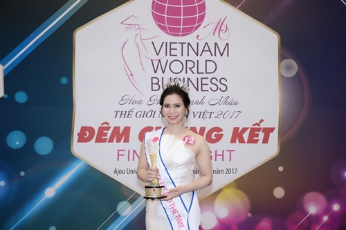 Khoảnh khắc đăng quang ngôi vị Ms Beauty Exceed The Time của nữ doanh nhân Thảo Nguyên