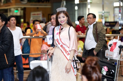 Á hậu Vân Anh xinh đẹp rạng ngời khi về tới sân bay Tân Sơn Nhất