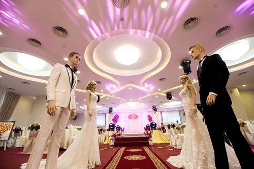 Nhà hàng Kalina được xây dựng theo phong cách châu Âu, sang trọng và trang nhã với tông trắng chủ đạo