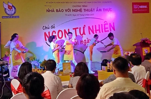 Tiết mục múa mở màn cho Ngày hội Nhà báo với Nghệ thuật ẩm thực 2017