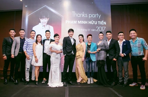 Các sao Việt và khách mời chụp hình kỷ niệm với Phạm Minh Hữu Tiến