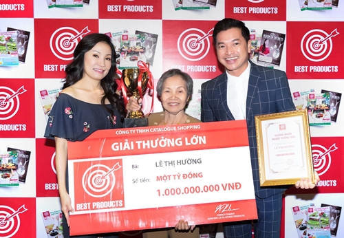 Vợ chồng nghệ sĩ Quang Minh - Hồng Đào trao giải thưởng 1 tỷ đồng cho khách hàng Lê Thị Hường (TP.HCM)