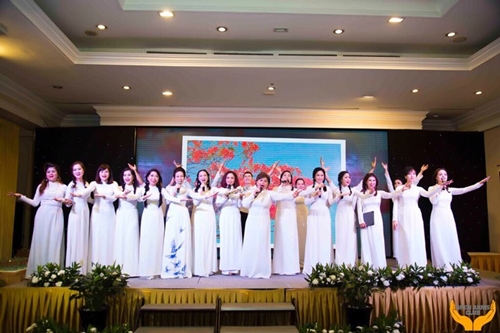 Tiết mục biểu diễn của các nữ doanh nhân trong CLB Open Arms