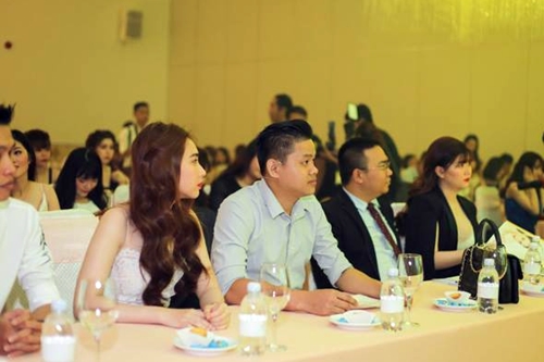 Simon Tứ (giữa) trong buổi công bố chương trình Shynh Shine Night 2017