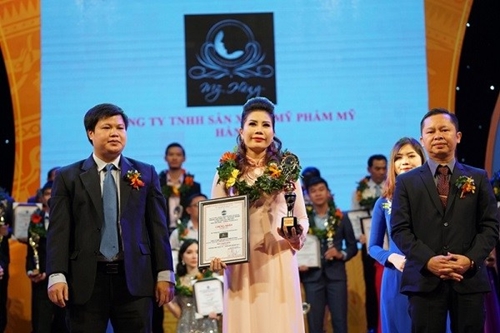 Bà Nguyễn Thị Lệ Hằng, giám đốc tưuơng hiệu Mỹ phầm Mỹ Hằng lên nhận danh hiệu "Thương hiệu xuất sắc 2017"