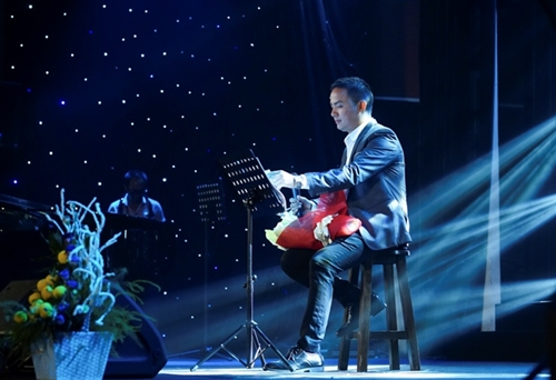 MC Nguyễn Duy Mạnh vừa là ngưới dẫn chuyện vừa hát trong Liveshow của mình
