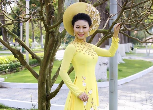 Siêu mẫu Thùy Dương xinh tươi với áo dài xuân của NTK Nguyễn Tuấn