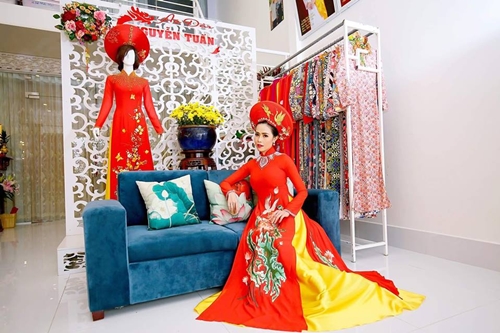 Á hậuYuna Phan Quỳnh Ngân trong trang phục áo dài của NTK Nguyễn Tuấn