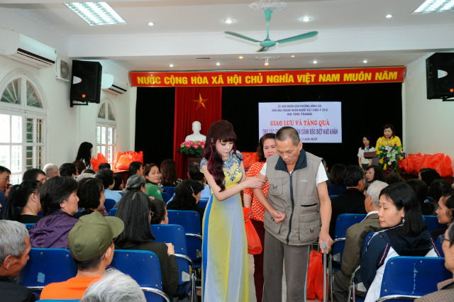 Hoa hậu Hà Thu Trang tặng quà cho các bệnh nhân nghèo