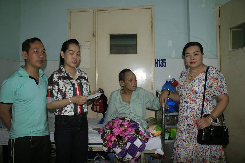 Ca sĩ - doanh nhân Giáng Hương (phải) cùng ca sĩ Thiên Long và Lưu Trúc Ly đến trao tiền từ đêm nhạc từ thiện "Biển dâu" cho nghệ sĩ hài Vũ Quang