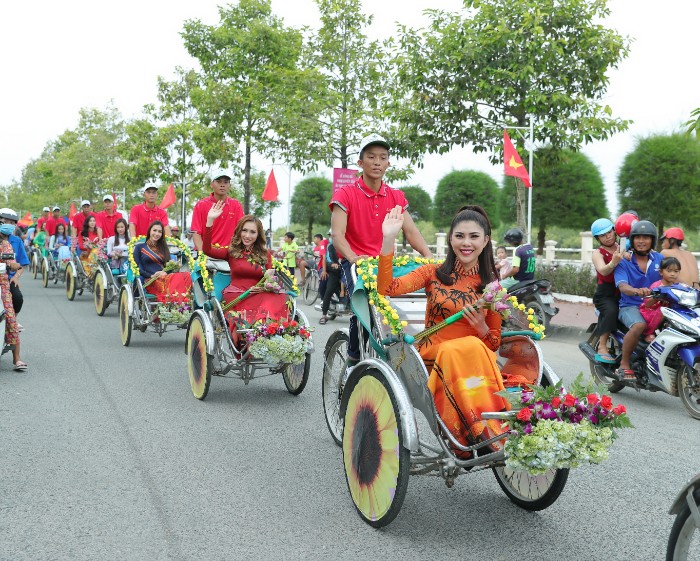 Dàn hoa hậu danh tiếng Việt diện Áo dài Việt Hùng rạng ngời diễu hành xích lô mừng Hà Tiên lên thành phố
