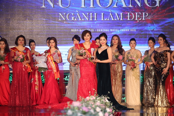Khoảnh khắc Bùi Thị Huyền đăng quang Nữ hoàng Nhân ái Queen Beauty 2018