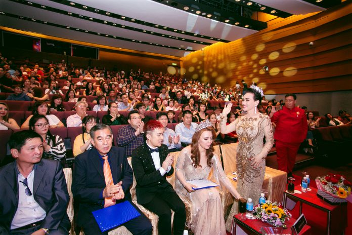 Hoa hậu Joanne Nguyễn trên hàng ghế Ban giám khảo