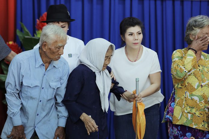 Hoa hậu Kim Oanh xúc động trước những người lớn tuổi có hoàn cảnh khó khăn