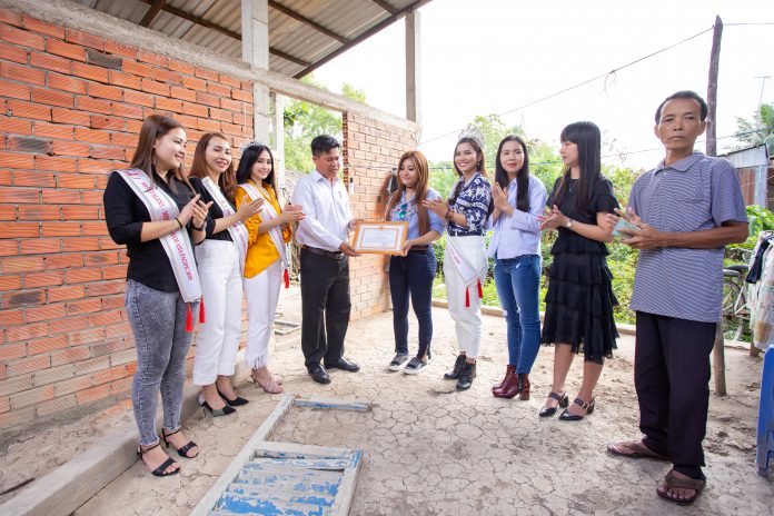 Đại diện chính quyền địa phương trao bằng khen cho Trưởng ban tổ chức – bà Lương Nhã Hiền