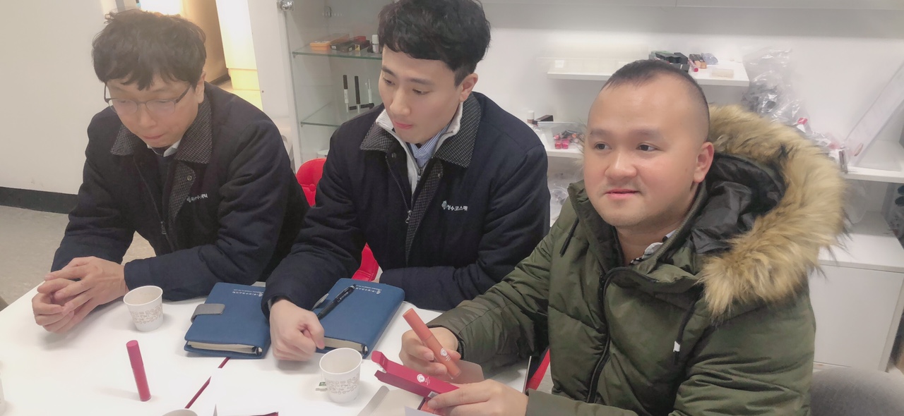 Doanh nhân Trần Ngọc Trí (phải)