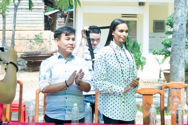 NTK Việt Hùng và Á hậu H’Ăng Niê mang yêu thương về Trường Đạ Mrong