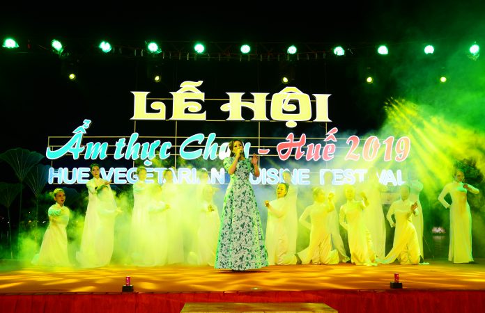 Hoa hậu Nguyễn Lan Vy sâu lắng với phần biểu diễn của mình