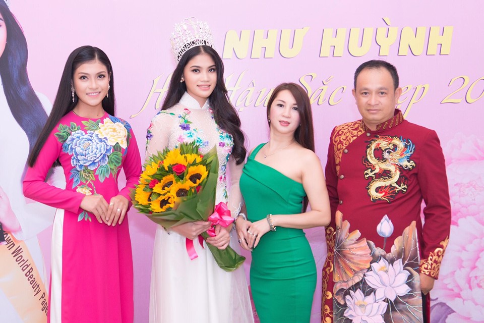 Hoa hậu Như Huỳnh và Á hậu Quý bà Tuyết Mai (áo xanh) và NTK Nguyễn Tuấn