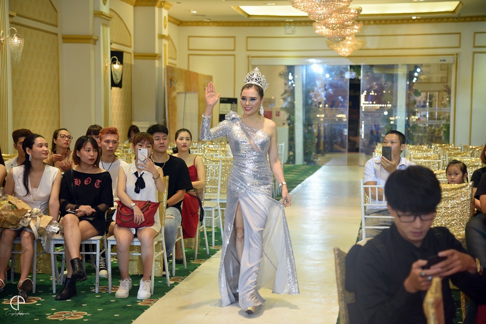 Á hậu Anh Nguyễn thần thái trong màn catwalk chào khán giả