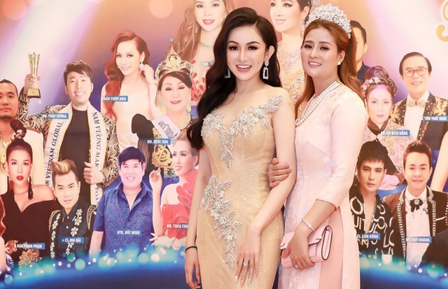 Á hậu Thanh Huyền (trái) luôn cuốn hút mỗi khi cô xuất hiện