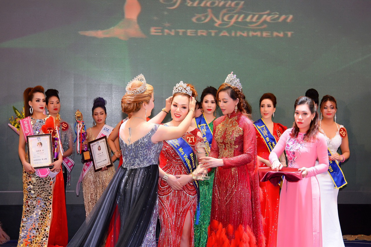 Phút đăng quang của ngôi vị Á hậu của Đặng Nghi Đình