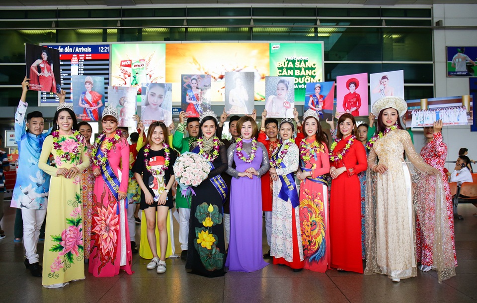 Các Hoa hậu, Á hậu và Người đẹp Áo dài được đón chào tại sân bay Tân Sơn Nhất