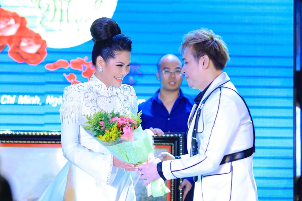Ca sĩ Nguyên Vũ tặng hoa cám ơn hoa khôi Hoàng Hương