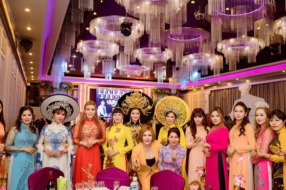 Hoa hậu Châu Mai Thảo (hàng trước) cùng các người đẹp Việt Nam trong trang phục áo dài truyền thống