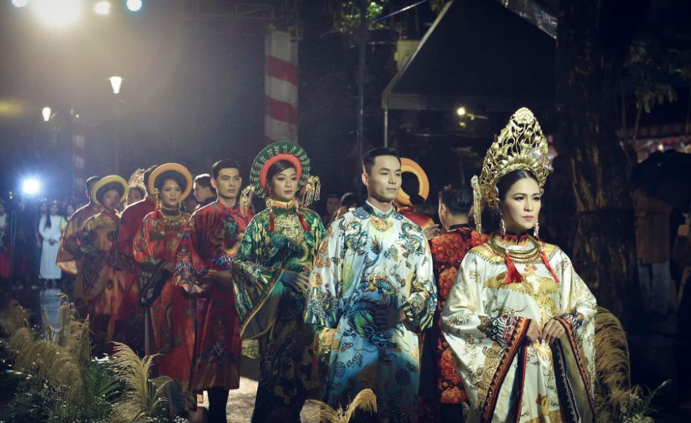Mãn nhãn BST Cung Son của NTK Việt Hùng trên đất cố đô Huế