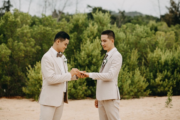 Trao nhẫn cưới cho nhau trong ngày cưới