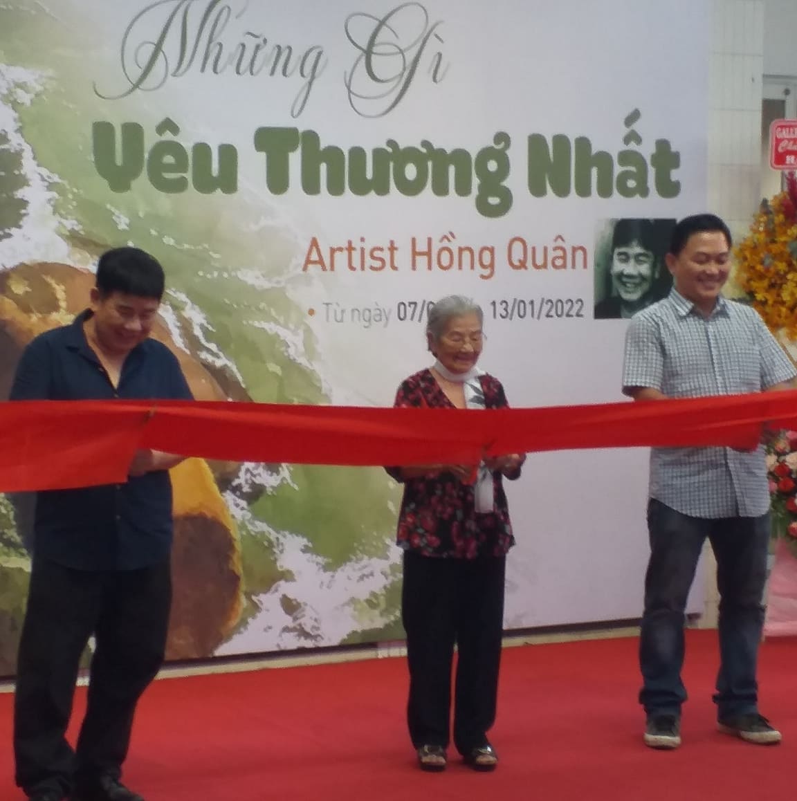 NSƯT Phi Điểu (giữa) đến chúc mừng và cắt băng khai mạc triển lãm tranh của con trai - họa sĩ Hồng Quân (bìa trái)