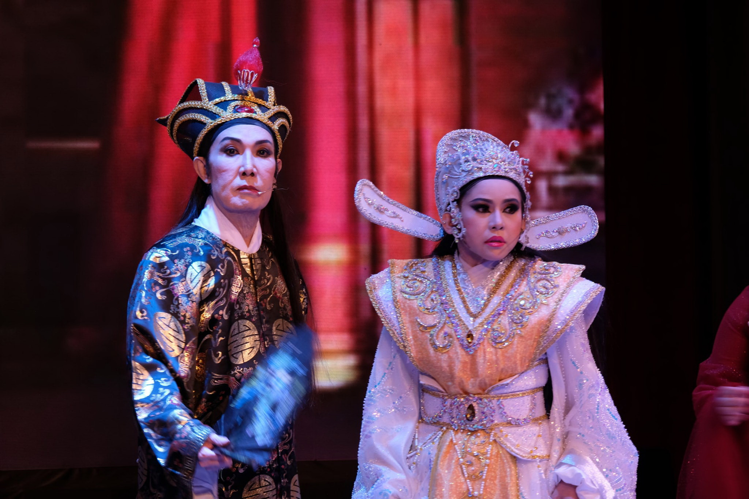 NSƯT Vũ Linh "hỗ trợ" Bình Tinh trong vở cải lương tuồng cổ 'Mạnh Lệ Quân kỳ nữ'