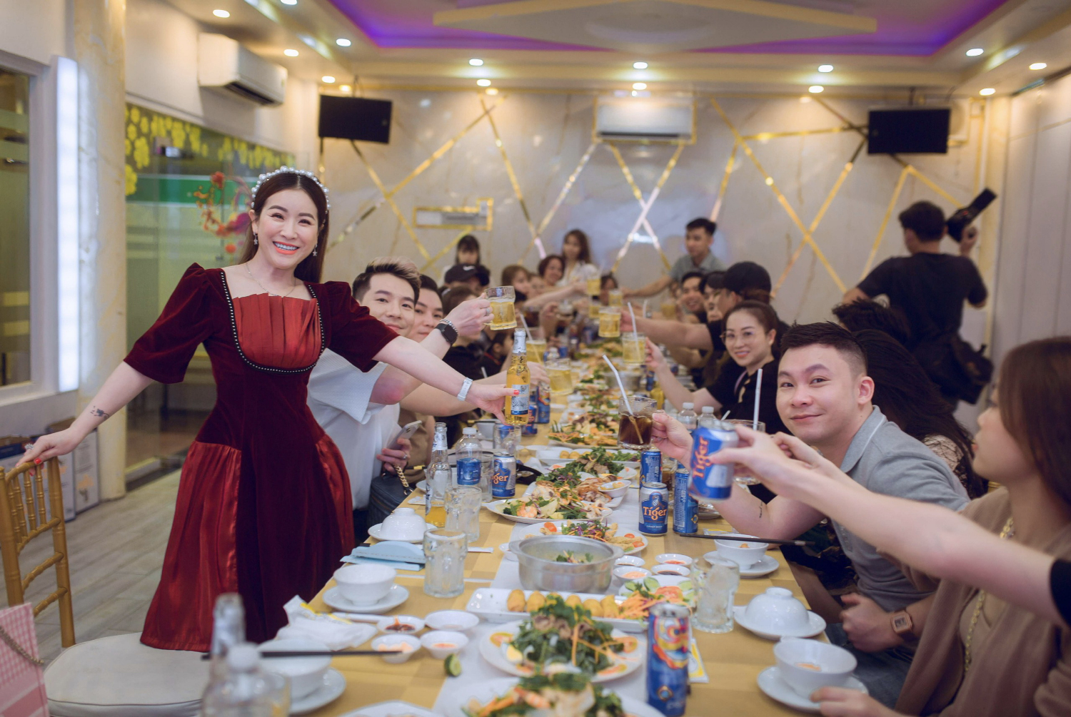 Kiều Linh mở tiệc chiêu đãi  nhân viên dù kinh doanh có khó khăn trong đại dịch