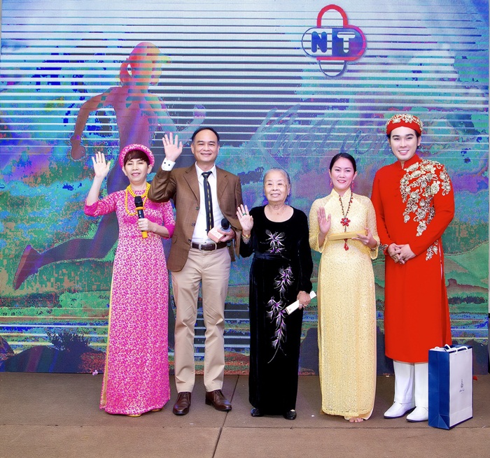 Mai Thuy 13