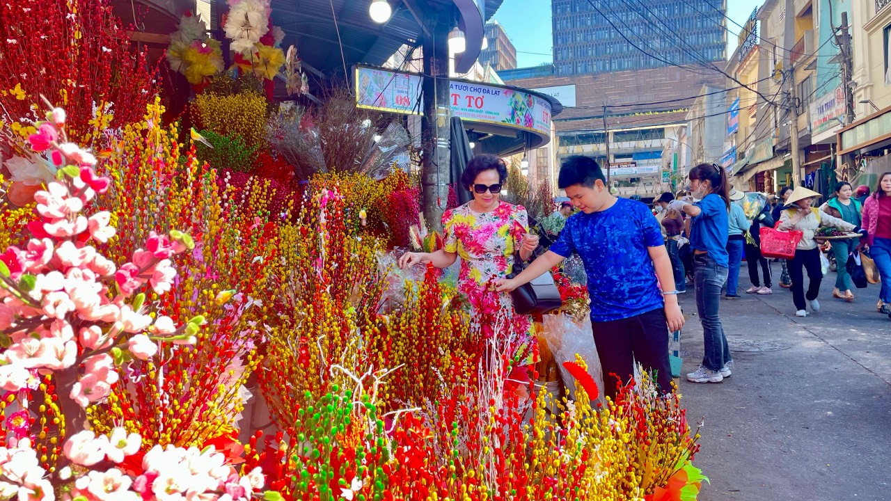 Gian hàng Tết đầy hàng hóa và màu sắc của những ngày giáp Tết